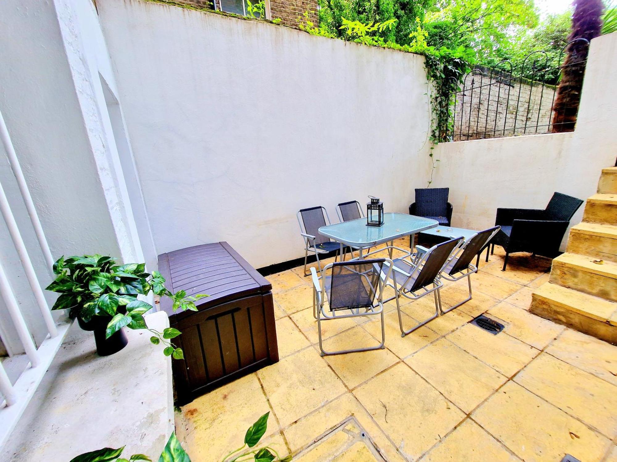 Spacious & Cosy 2 Bedroom Home Plus 2 Sofa-Beds With Private Entrance And Back Patio, 3 Min Walk To Earl'S Court Station Londen Buitenkant foto