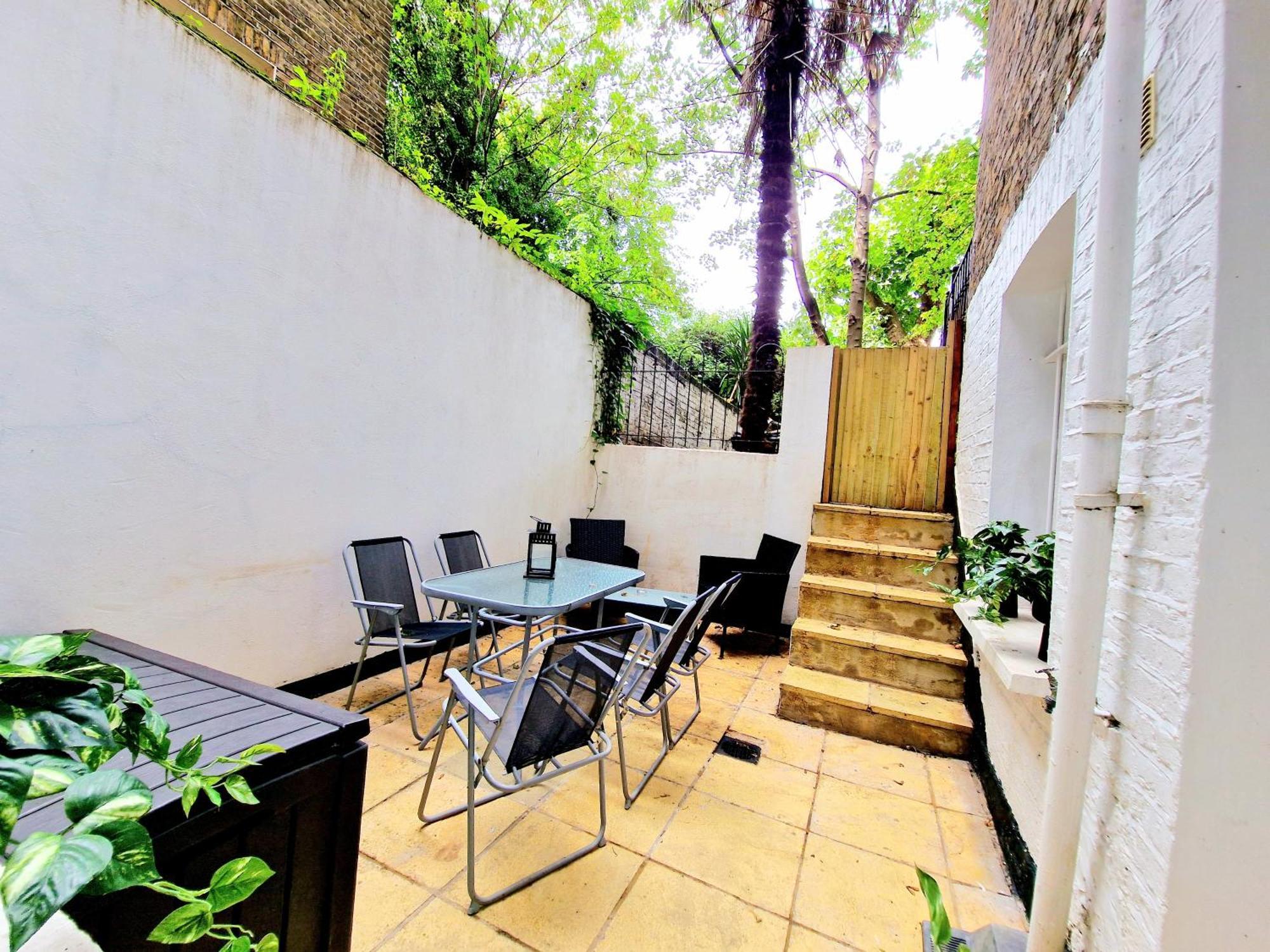 Spacious & Cosy 2 Bedroom Home Plus 2 Sofa-Beds With Private Entrance And Back Patio, 3 Min Walk To Earl'S Court Station Londen Buitenkant foto