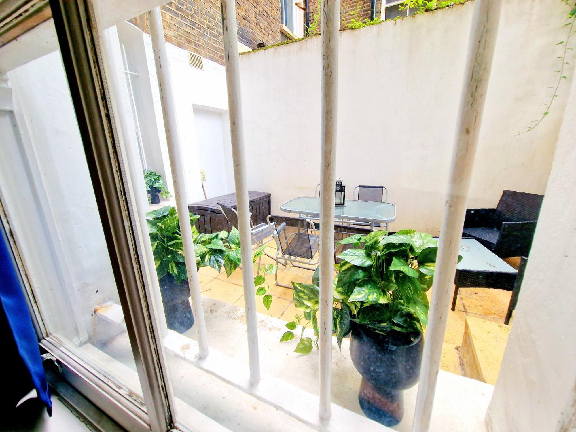 Spacious & Cosy 2 Bedroom Home Plus 2 Sofa-Beds With Private Entrance And Back Patio, 3 Min Walk To Earl'S Court Station Londen Buitenkant foto