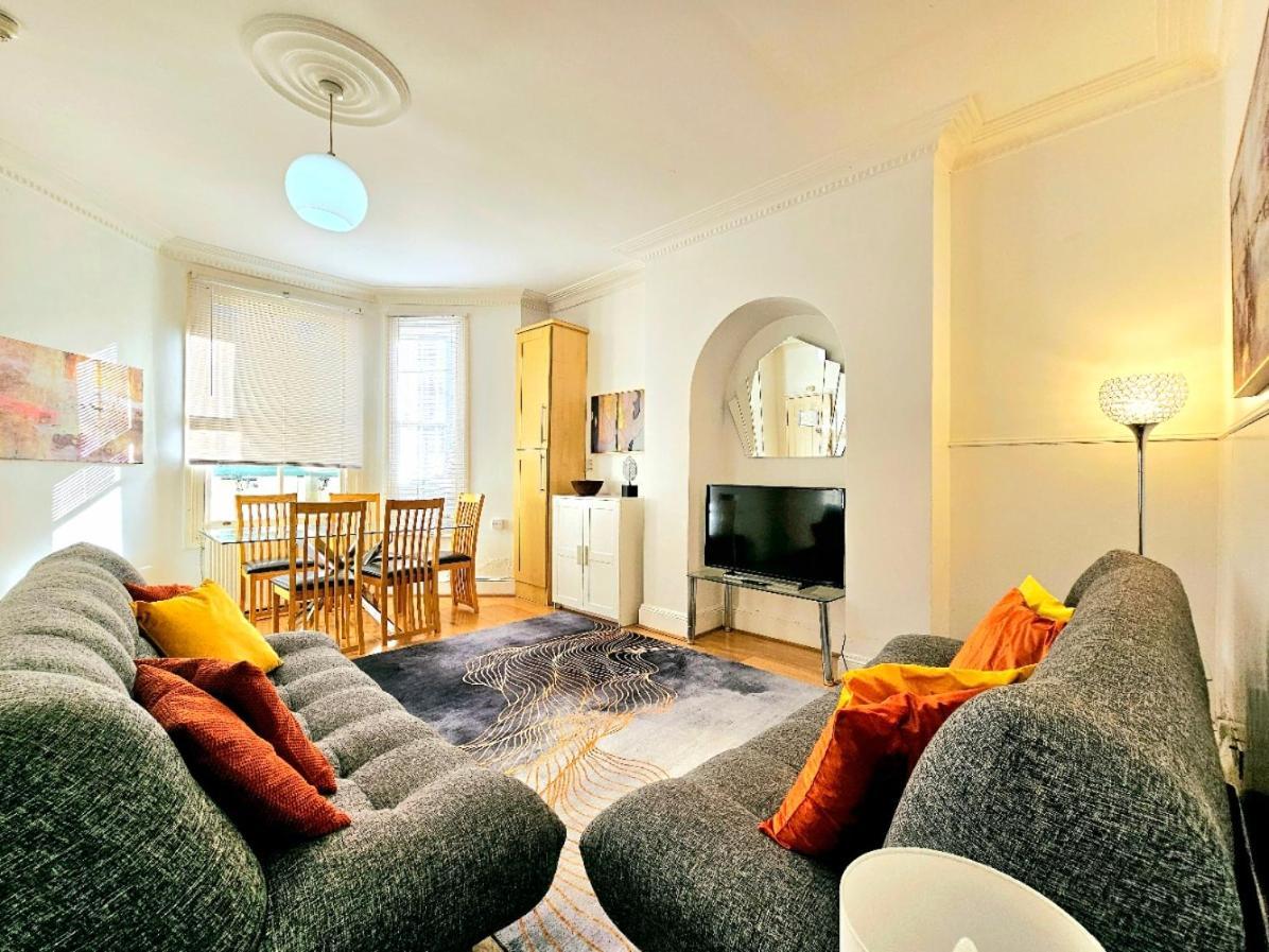Spacious & Cosy 2 Bedroom Home Plus 2 Sofa-Beds With Private Entrance And Back Patio, 3 Min Walk To Earl'S Court Station Londen Buitenkant foto