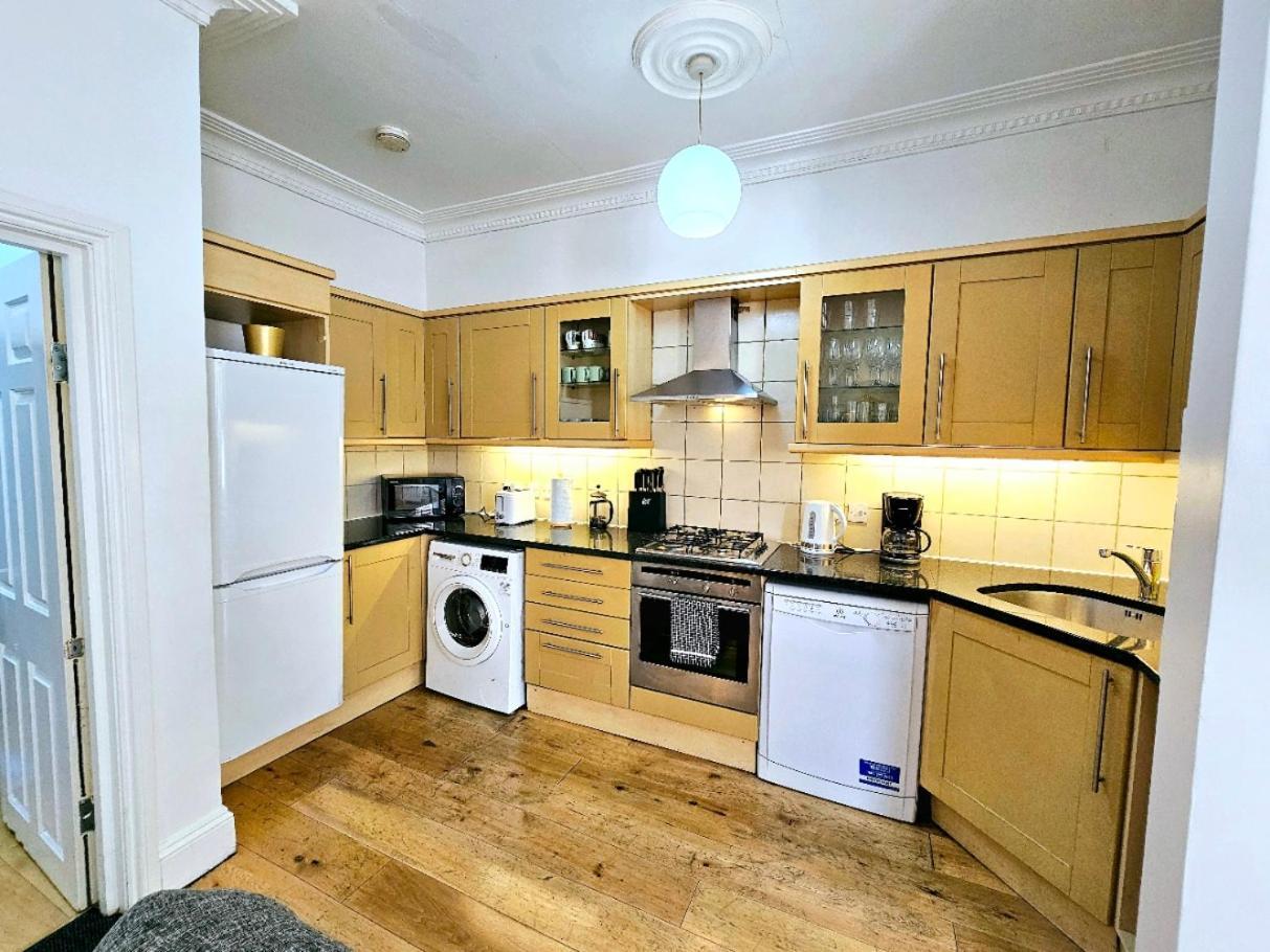 Spacious & Cosy 2 Bedroom Home Plus 2 Sofa-Beds With Private Entrance And Back Patio, 3 Min Walk To Earl'S Court Station Londen Buitenkant foto
