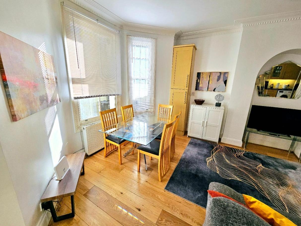 Spacious & Cosy 2 Bedroom Home Plus 2 Sofa-Beds With Private Entrance And Back Patio, 3 Min Walk To Earl'S Court Station Londen Buitenkant foto
