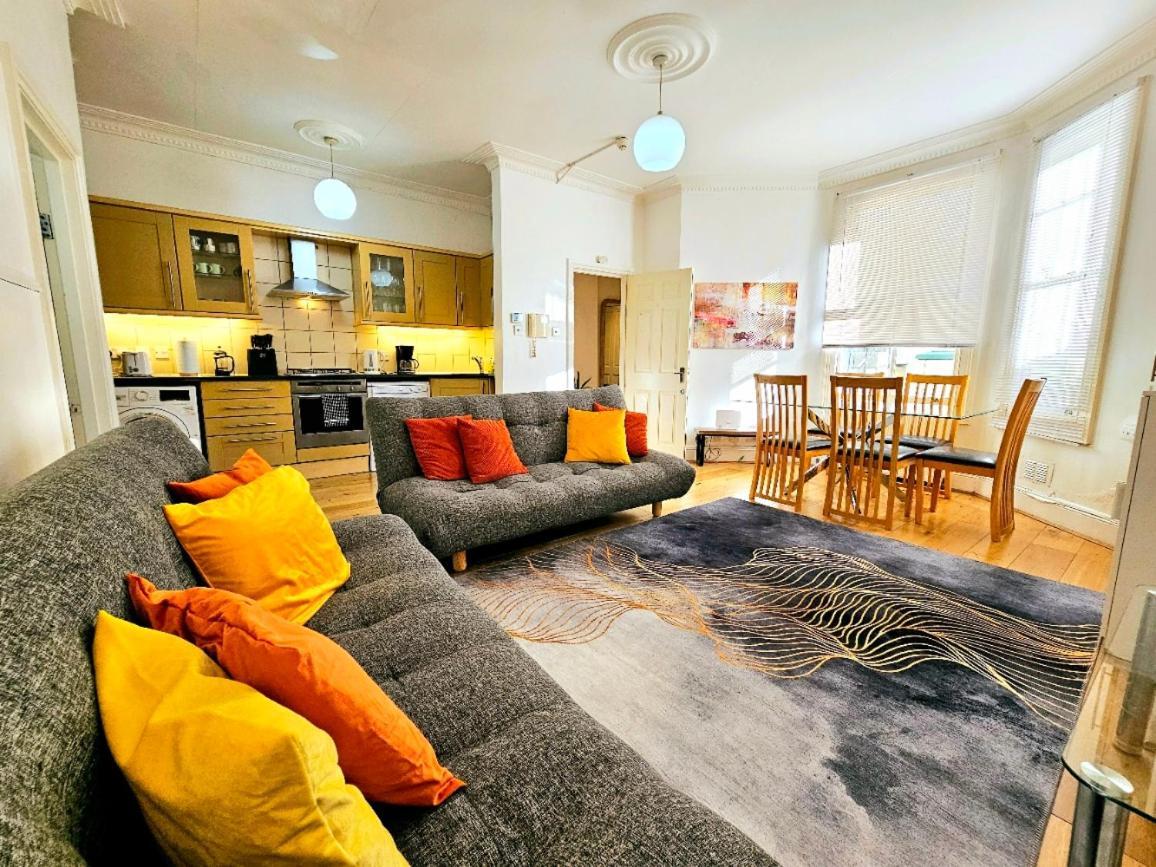 Spacious & Cosy 2 Bedroom Home Plus 2 Sofa-Beds With Private Entrance And Back Patio, 3 Min Walk To Earl'S Court Station Londen Buitenkant foto