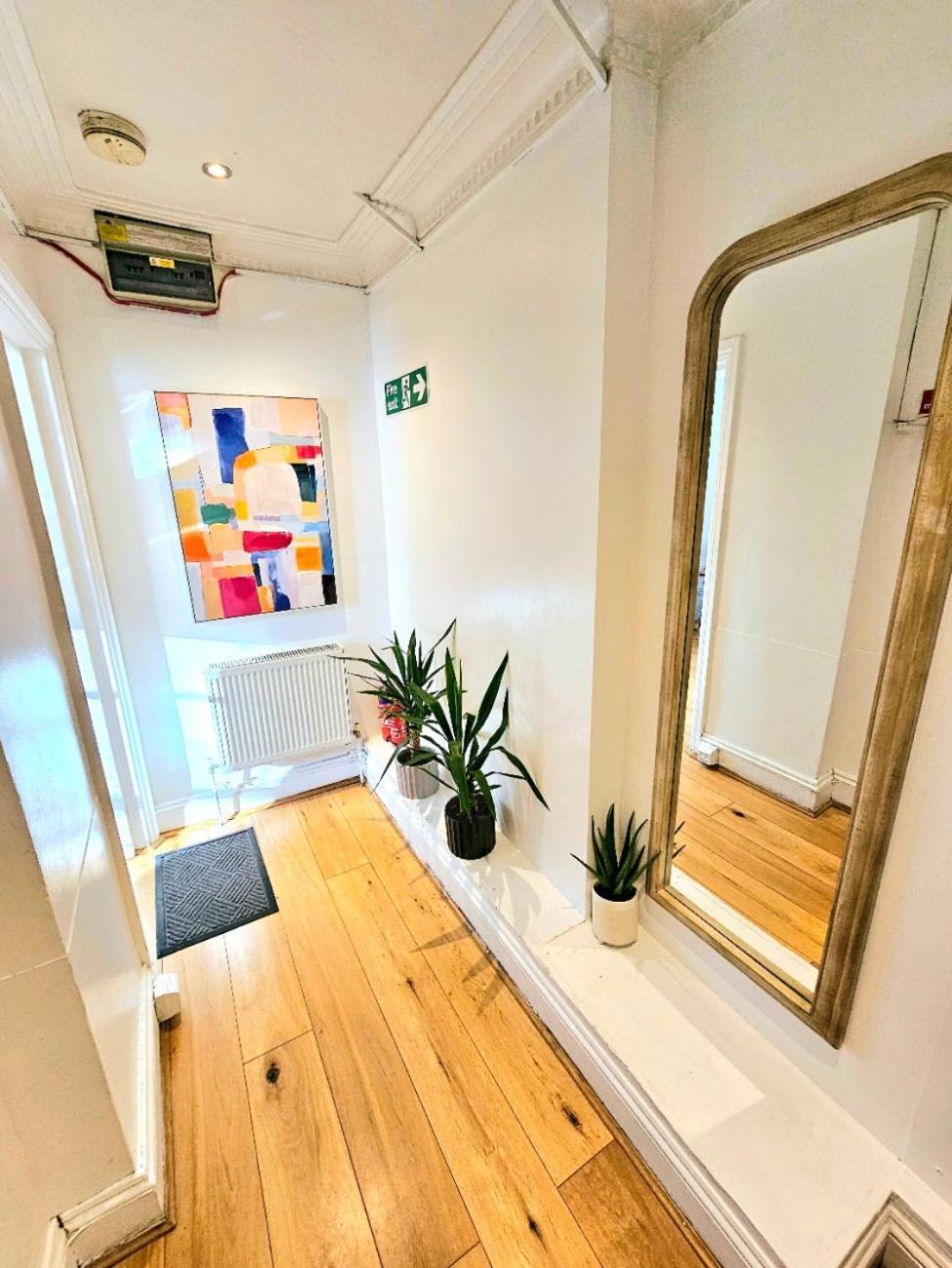 Spacious & Cosy 2 Bedroom Home Plus 2 Sofa-Beds With Private Entrance And Back Patio, 3 Min Walk To Earl'S Court Station Londen Buitenkant foto