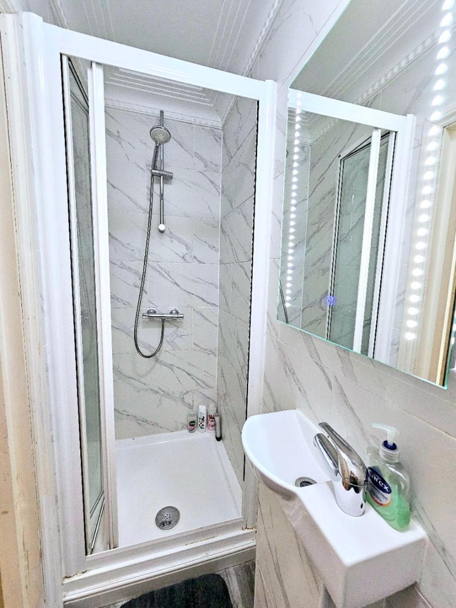 Spacious & Cosy 2 Bedroom Home Plus 2 Sofa-Beds With Private Entrance And Back Patio, 3 Min Walk To Earl'S Court Station Londen Buitenkant foto