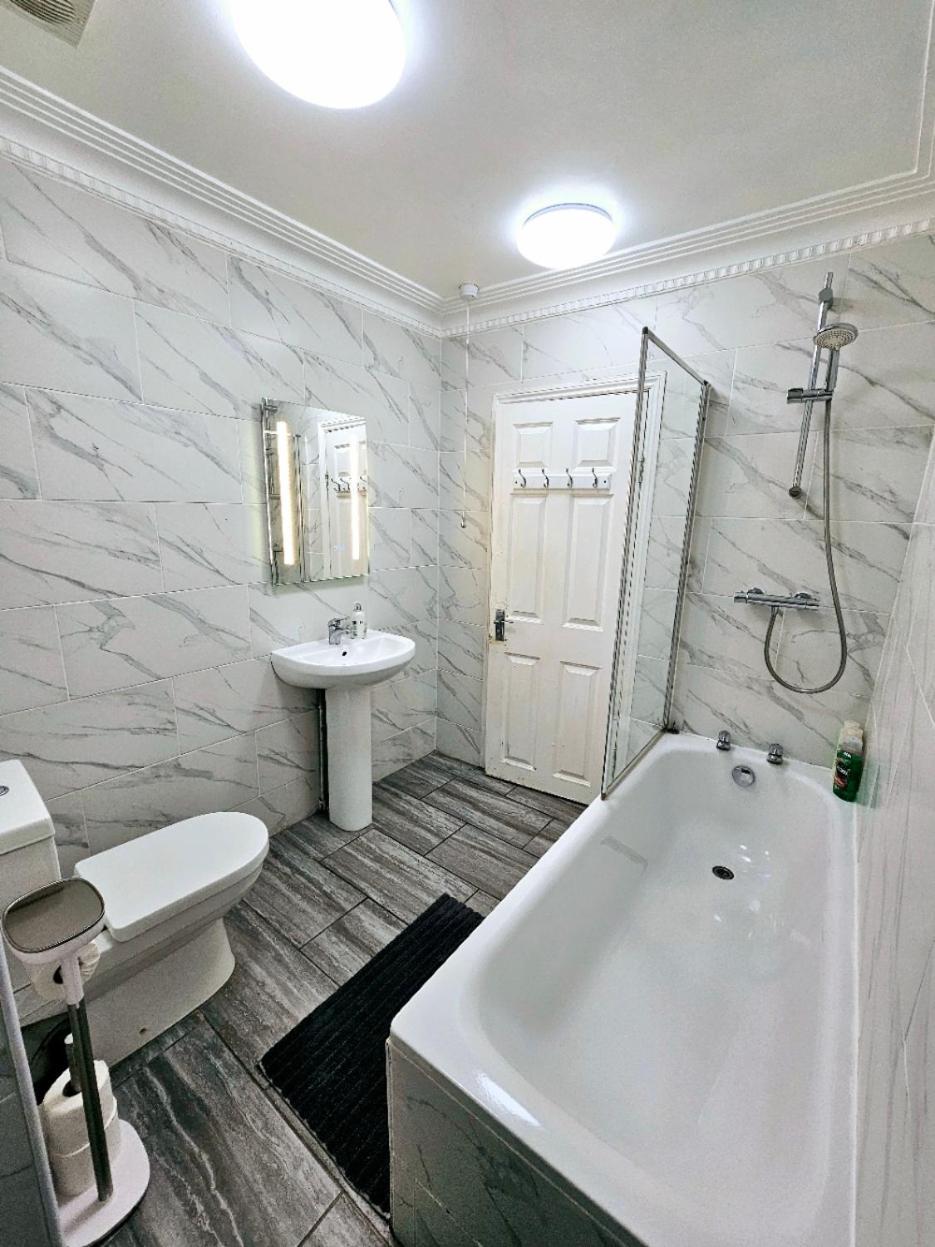 Spacious & Cosy 2 Bedroom Home Plus 2 Sofa-Beds With Private Entrance And Back Patio, 3 Min Walk To Earl'S Court Station Londen Buitenkant foto