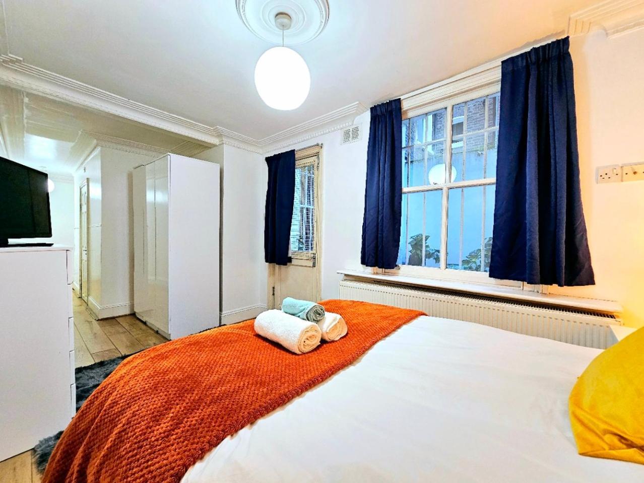 Spacious & Cosy 2 Bedroom Home Plus 2 Sofa-Beds With Private Entrance And Back Patio, 3 Min Walk To Earl'S Court Station Londen Buitenkant foto