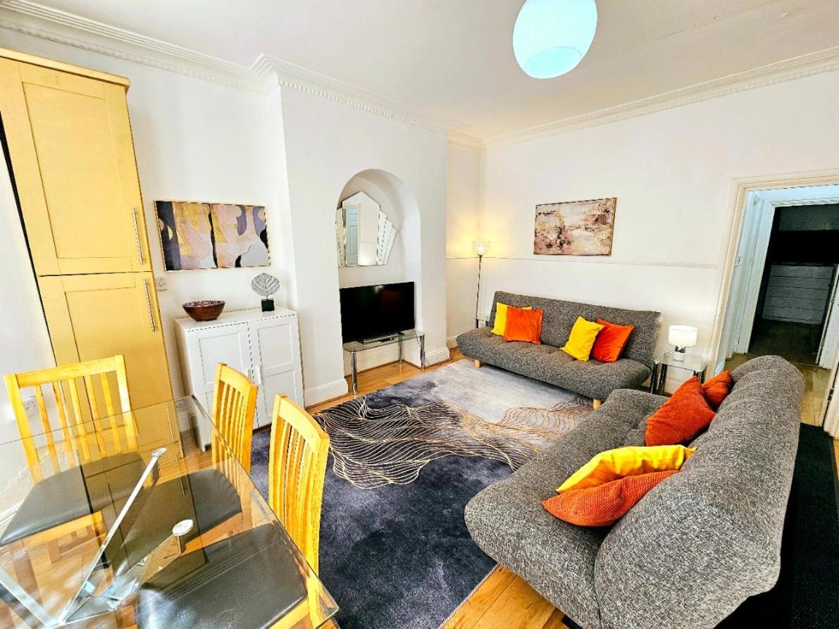 Spacious & Cosy 2 Bedroom Home Plus 2 Sofa-Beds With Private Entrance And Back Patio, 3 Min Walk To Earl'S Court Station Londen Buitenkant foto