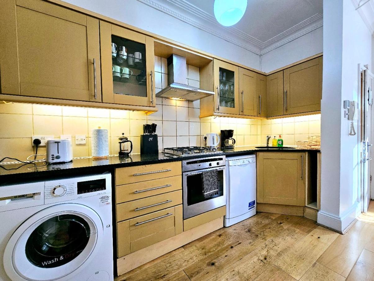 Spacious & Cosy 2 Bedroom Home Plus 2 Sofa-Beds With Private Entrance And Back Patio, 3 Min Walk To Earl'S Court Station Londen Buitenkant foto