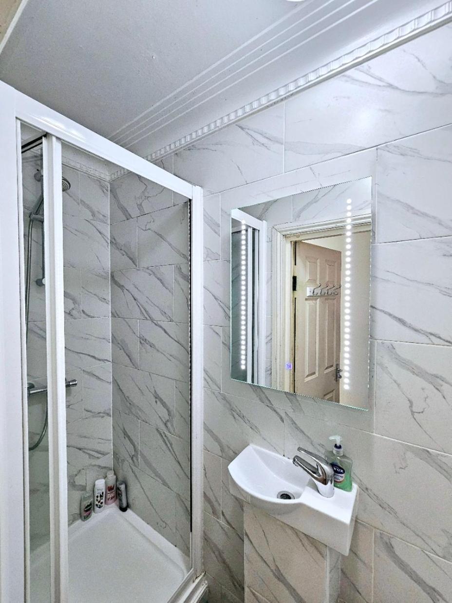 Spacious & Cosy 2 Bedroom Home Plus 2 Sofa-Beds With Private Entrance And Back Patio, 3 Min Walk To Earl'S Court Station Londen Buitenkant foto