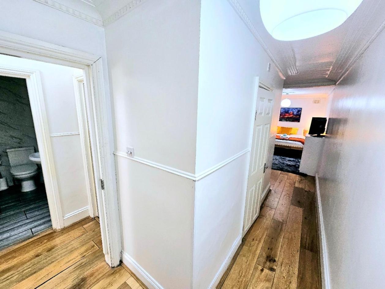 Spacious & Cosy 2 Bedroom Home Plus 2 Sofa-Beds With Private Entrance And Back Patio, 3 Min Walk To Earl'S Court Station Londen Buitenkant foto