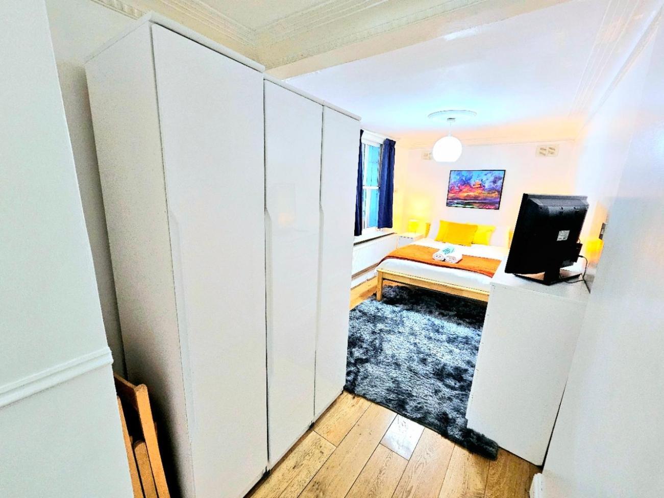 Spacious & Cosy 2 Bedroom Home Plus 2 Sofa-Beds With Private Entrance And Back Patio, 3 Min Walk To Earl'S Court Station Londen Buitenkant foto