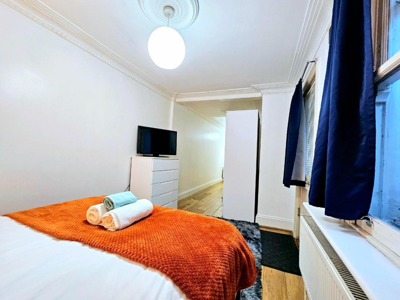Spacious & Cosy 2 Bedroom Home Plus 2 Sofa-Beds With Private Entrance And Back Patio, 3 Min Walk To Earl'S Court Station Londen Buitenkant foto
