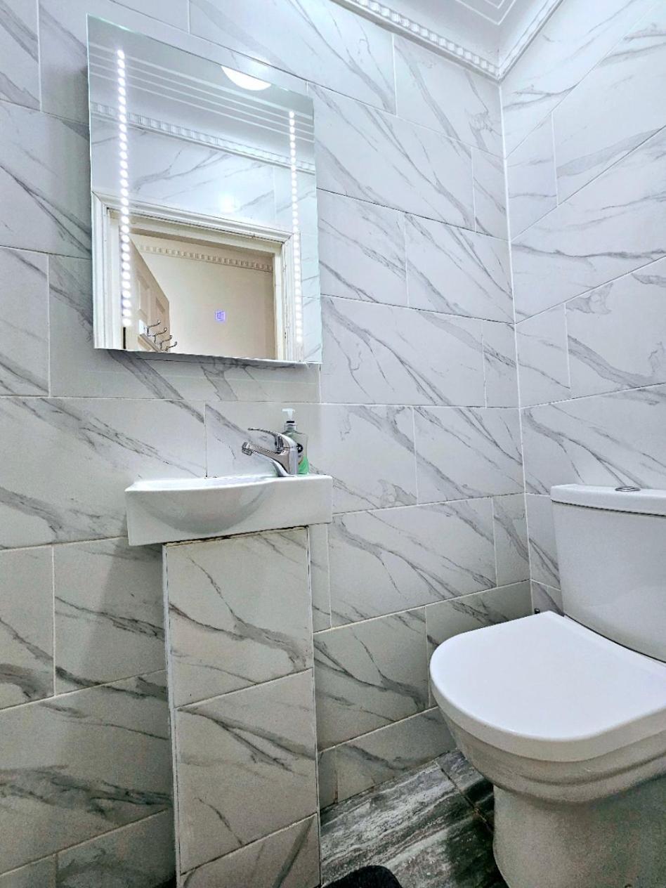 Spacious & Cosy 2 Bedroom Home Plus 2 Sofa-Beds With Private Entrance And Back Patio, 3 Min Walk To Earl'S Court Station Londen Buitenkant foto
