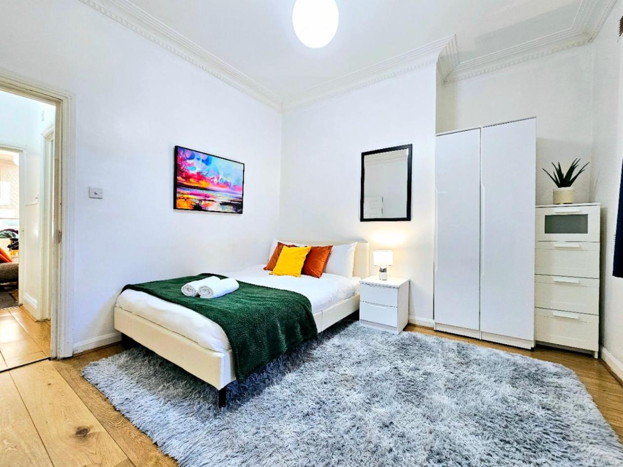 Spacious & Cosy 2 Bedroom Home Plus 2 Sofa-Beds With Private Entrance And Back Patio, 3 Min Walk To Earl'S Court Station Londen Buitenkant foto