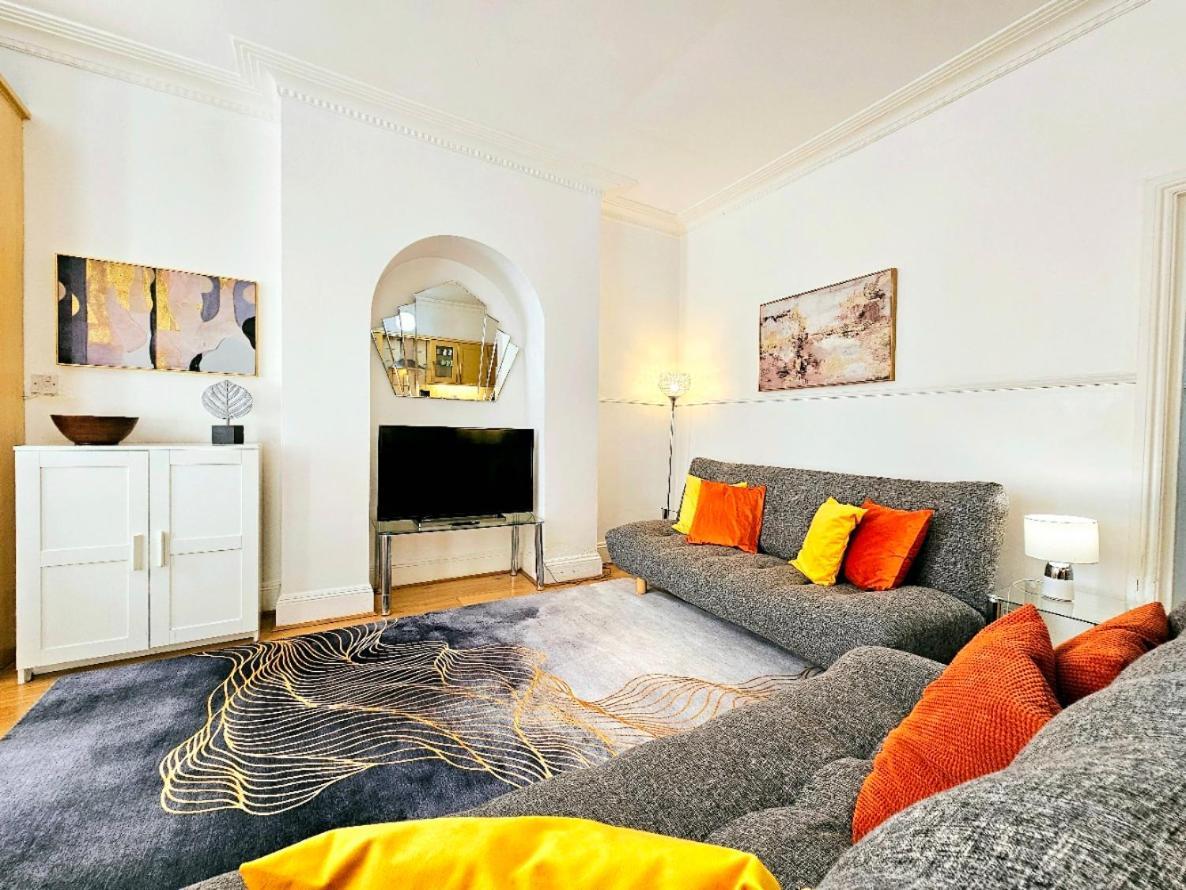 Spacious & Cosy 2 Bedroom Home Plus 2 Sofa-Beds With Private Entrance And Back Patio, 3 Min Walk To Earl'S Court Station Londen Buitenkant foto