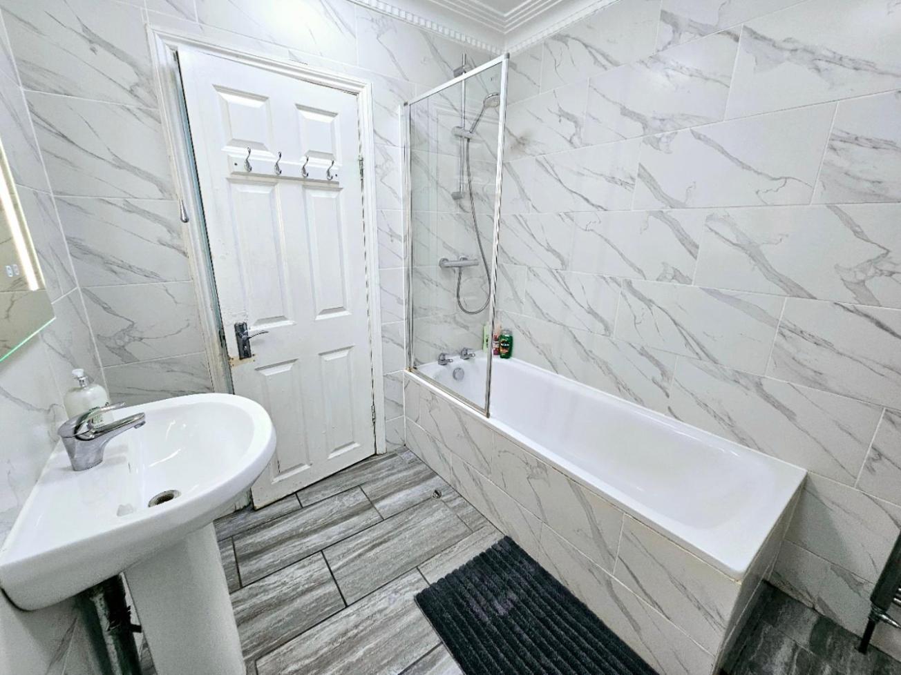 Spacious & Cosy 2 Bedroom Home Plus 2 Sofa-Beds With Private Entrance And Back Patio, 3 Min Walk To Earl'S Court Station Londen Buitenkant foto