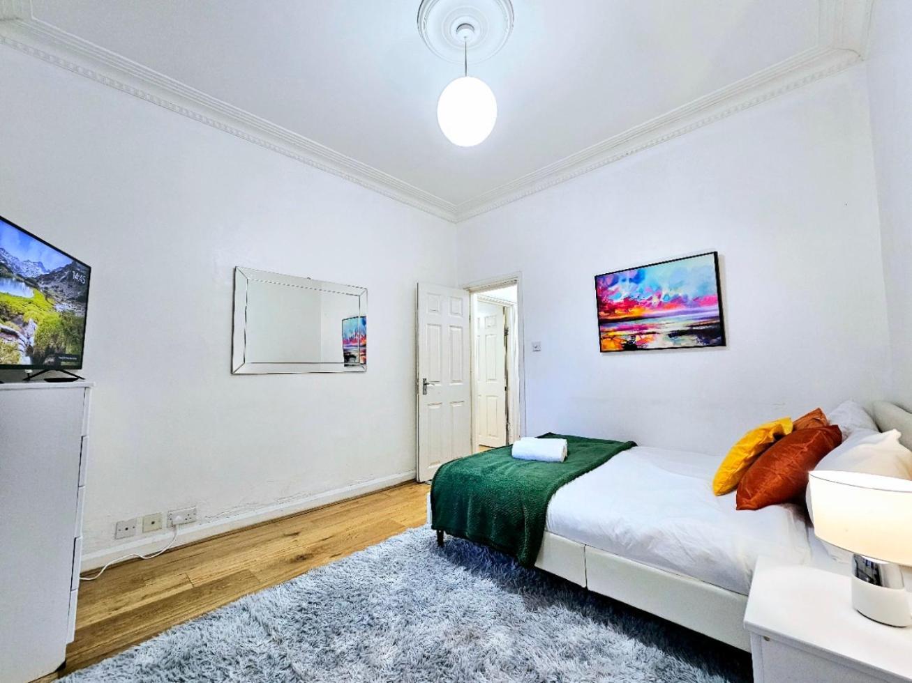 Spacious & Cosy 2 Bedroom Home Plus 2 Sofa-Beds With Private Entrance And Back Patio, 3 Min Walk To Earl'S Court Station Londen Buitenkant foto